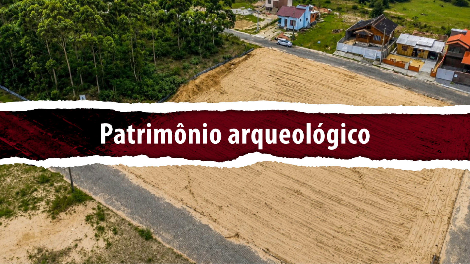 Banner horizontal com foto aérea de um terreno amplo e recém-preparado para construção, com solo nivelado e marcas de máquina visíveis na superfície. O lote é cercado por áreas de vegetação e algumas casas. Sobre a foto, faixa horizontal em marrom com o texto “Patrimônio arqueológico"