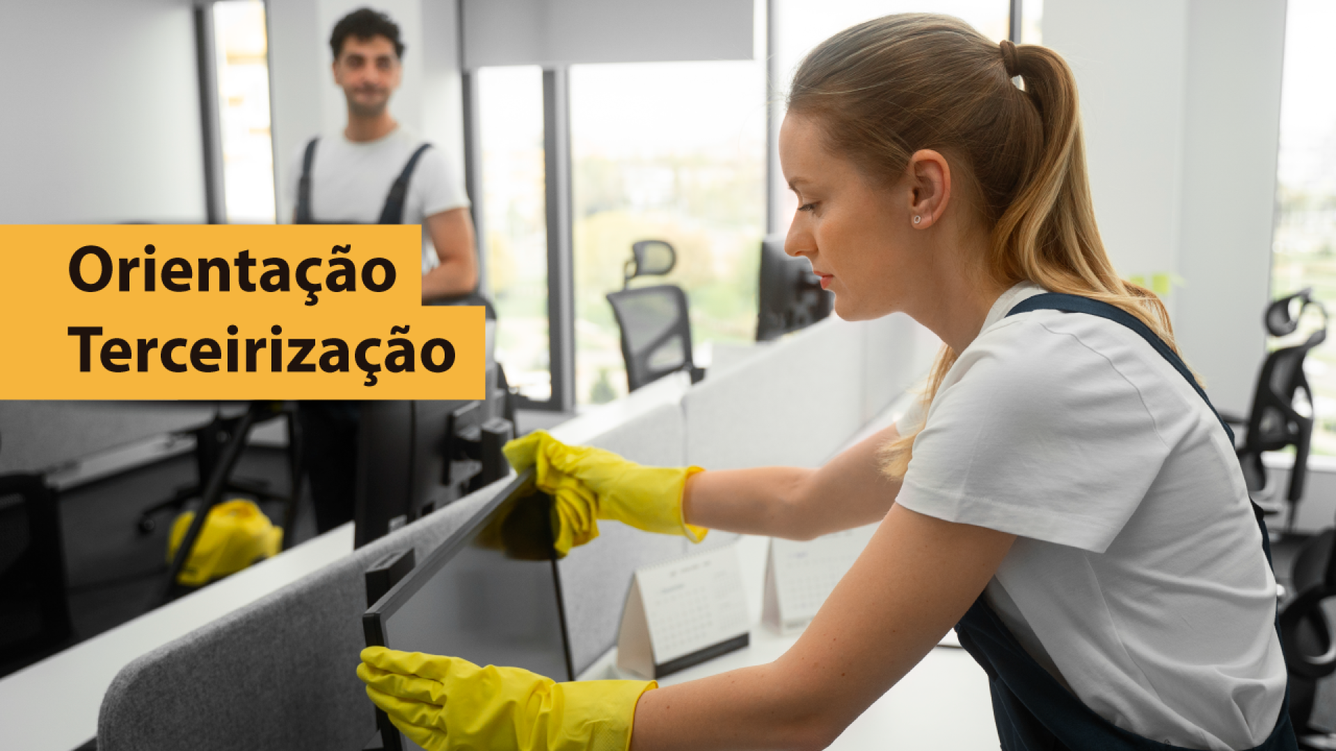 Banner horizontal com foto de uma mulher limpando a tela de um computador e de um homem realizando manutenção, em segundo plano. Ambos vestem uniforme branco e preto. Ela usa luvas. Sobre a imagem, à esquerda, em tarja amarela, o texto “Orientação terceirização”. 