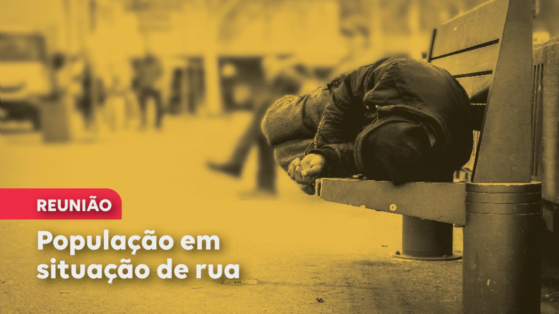 Banner horizontal com foto de uma pessoa deitada sobre um banco na rua, com filtro amarelado. Sobre a imagem, no canto inferior esquerdo, o título "Reunião", em tarja vermelha, e o texto "População em situação de rua", em fonte branca.