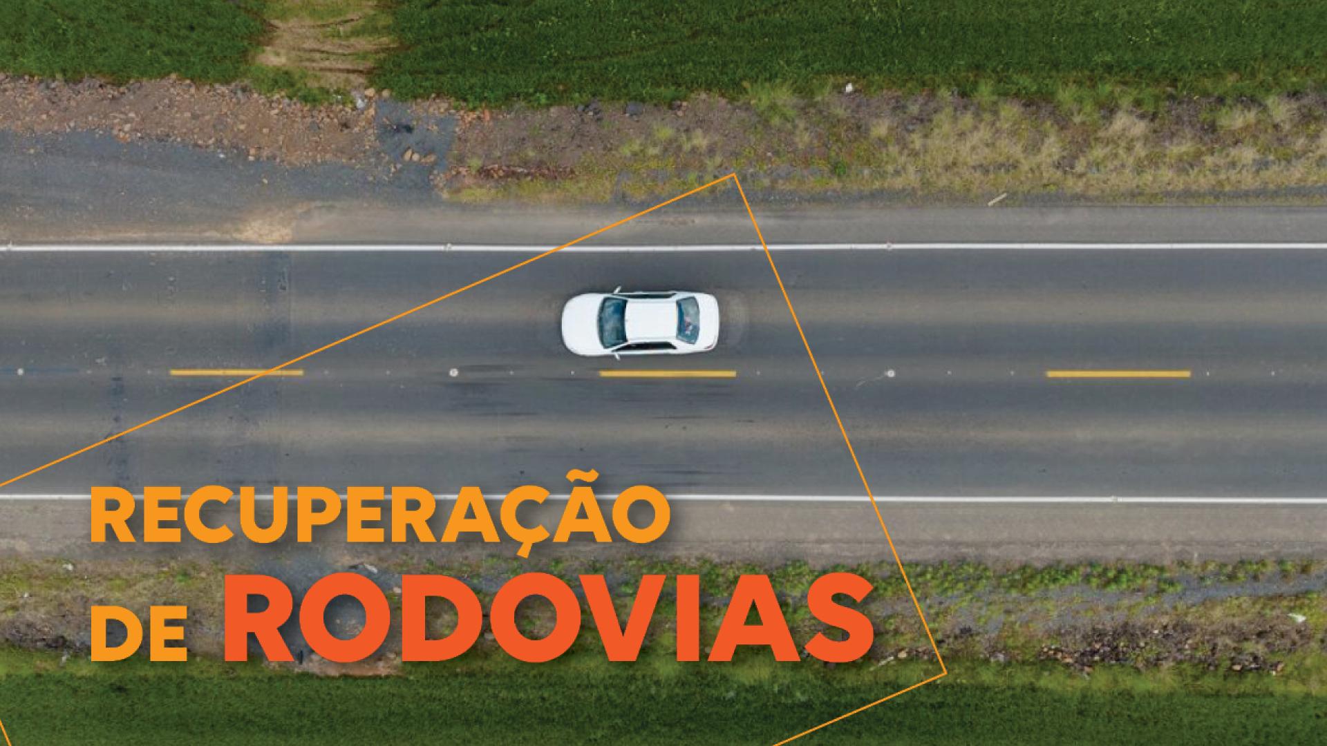 Banner horizontal com foto aérea de um carro passando em uma rodovia asfaltada. Sobre a foto, o texto “Recuperação de rodovias”, em fonte laranja e vermelha.   
