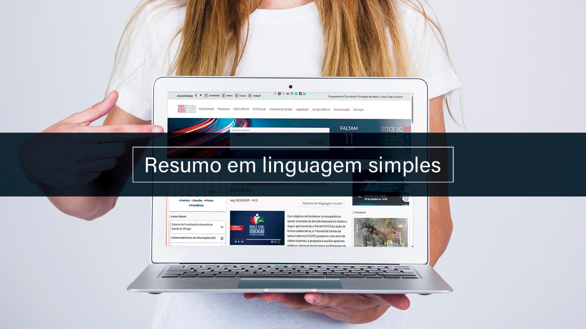 Banner horizontal com foto de uma pessoa segurando um notebook e apontando para a tela, na qual aparece o Portal do TCE/SC. Sobre a foto, tarja azul-marinho horizontal com o texto "Resumo em linguagem simples".