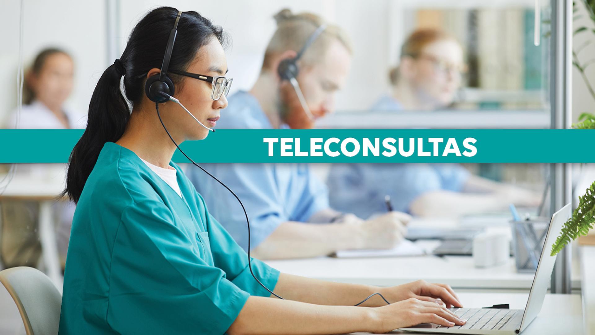 Banner horizontal com foto de um ambiente de atendimento remoto em saúde. Em primeiro plano, uma profissional da área da saúde usa fone de ouvido e trabalha em um computador, sentada diante de uma mesa. Ao fundo, outras pessoas também utilizam fones de ouvido e computadores, em um espaço de escritório desfocado. No centro da imagem, uma faixa horizontal em tom azul-claro destaca o texto "Teleconsultas". 