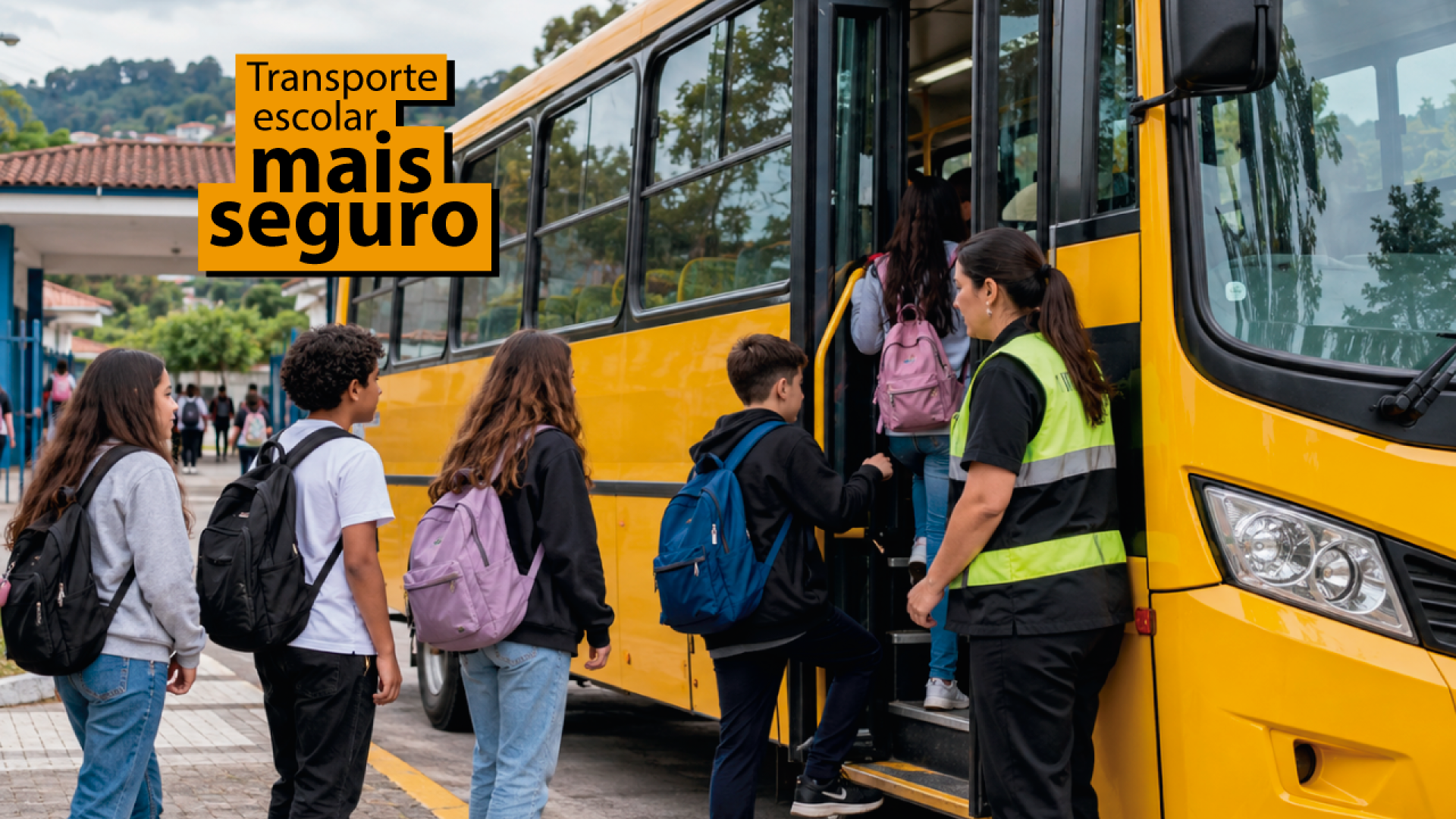 Banner horizontal com foto de crianças embarcando em um transporte escolar (ônibus). Na porta, uma monitora auxilia os passageiros. Sobre a foto, em tarja amarela, o texto "Transporte escolar mais seguro".  