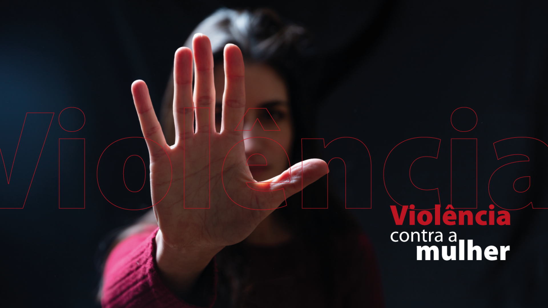 Imagem com fundo preto onde há uma mulher. Ela está com a mão aberta na frente de parte de seu rosto. À direita, no canto inferior, está escrito "violência contra a mulher"