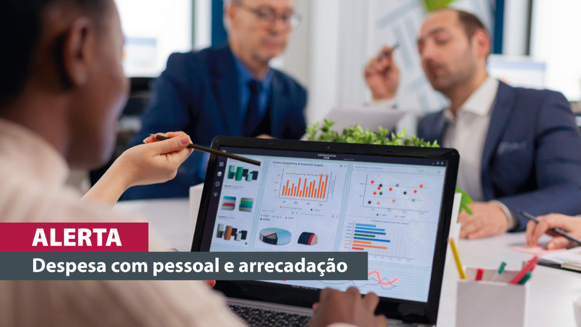 Banner horizontal com foto de três pessoas, sendo que uma está mexendo em um computador. Na tela, há diversos gráficos. Na parte inferior, sobre faixas bordô e cinza, o texto “Alerta - Despesa com pessoal e arrecadação”, em fonte branca. 