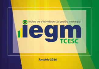 Banner horizontal com três faixas nas cores azul-escuro, amarela e verde. Ao centro, retângulo branco com o logotipo do Índice de Efetividade da Gestão Municipal, composto do referido texto, da sigla iegm, em azul-escuro, e TCESC, em verde. Acima da letra i, um círculo com a bandeira do Brasil e, ao lado, duas setas nas cores verde e amarela. Abaixo do retângulo, o texto Anuário 2016 em fonte azul-escuro. 