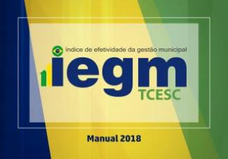 Banner horizontal com três faixas nas cores azul-escuro, amarela e verde. Ao centro, retângulo branco com o logotipo do Índice de Efetividade da Gestão Municipal, composto do referido texto, da sigla iegm, em azul-escuro, e TCESC, em verde. Acima da letra i, um círculo com a bandeira do Brasil e, ao lado, duas setas nas cores verde e amarela. Abaixo do retângulo, o texto Manual 2018 em fonte azul-escuro. 