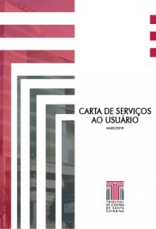 Banner vertical com fundo branco dividido ao meio. Na parte esquerda, metade da logomarca do TCE/SC destacada em maior tamanho, com linhas cinzas e bordôs na vertical e horizontal. Na parte direita, acima, três pequenas linhas bordôs. Ao centro, o texto Carta de Serviços ao Usuário, em fonte preta. Abaixo, e em menor tamanho, o texto Maio/2019, em fonte cinza. Na parte inferior, a logomarca do TCE/SC. 