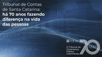 Banner horizontal em tons de azul. Sobre a imagem das três sedes do TCE/SC, rebaixadas, o título do livro "Tribunal de Contas de Santa Catarina: há 70 anos fazendo diferença na vida das pessoas", na lateral esquerda superior, e o logo comemorativo dos 70 anos do TCE/SC, na lateral direita inferior.