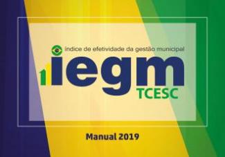 Banner horizontal com três faixas nas cores azul-escuro, amarela e verde. Ao centro, retângulo branco com o logotipo do Índice de Efetividade da Gestão Municipal, composto do referido texto, da sigla iegm, em azul-escuro, e TCESC, em verde. Acima da letra i, um círculo com a bandeira do Brasil e, ao lado, duas setas nas cores verde e amarela. Abaixo do retângulo, o texto Manual 2019 em fonte azul-escuro. 