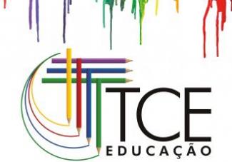 Banner horizontal com fundo branco. Ao centro, logotipo do TCE Educação, composto do referido texto na cor preta, destacado à direita, e de 7 lápis coloridos dispostos na vertical e na horizontal para formar a letra T. Os lápis que estão na vertical puxam riscos curvados e coloridos. Acima, bordas que simulam tintas coloridas escorrendo.  