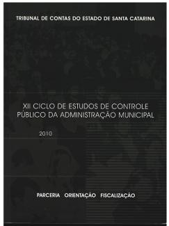 Banner vertical em tons de verde-escuro com marca d’água de pessoas desenhadas. Acima, o texto Tribunal de Contas do Estado de Santa Catarina. Ao centro e em destaque, o título XII Ciclo de Estudos de Controle Público da Administração Municipal. Abaixo, o ano, 2010. Na parte inferior, as palavras parceira, orientação, fiscalização. Todos os textos estão em fonte branca. 