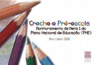 Banner horizontal com fundo branco. Na borda lateral esquerda, 5 lápis coloridos. Ao centro, o título Creche e Pré-escola, em fonte colorida. Abaixo, o texto Monitoramento da Meta 1 do Plano Nacional de Educação (PNE), em fonte preta. Abaixo, o texto Ano-base 2018, em fonte colorida. No canto inferior direito, a logomarca do TCE/SC. 