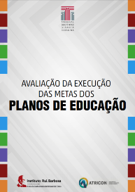 Banner vertical em tons de cinza. Nas laterais, borda com quadrados coloridos. Ao centro, o texto Avaliação da Execução das Metas dos Planos de Educação, em fonte preta. Acima, centralizada, a logomarca do TCE/SC. Abaixo, as logomarcas do Instituto Rui Barbosa, composta do referido texto e da imagem de um homem na cor vermelha, e da Atricon, composta de um círculo nas cores amarela, verde e azul, e da letra A na cor azul ao meio. 