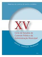 Banner vertical em tons de azul. Acima, azul-claro; abaixo, azul-escuro. Ao centro, uma faixa branca. À frente, um círculo sobreposto, em tom mais claro, que destaca o título XV Ciclo de Estudos de Controle Público da Administração Municipal, em fonte vermelha. O número XV está em tamanho maior. Abaixo, contornando o círculo, as palavras parceria, orientação, fiscalização. No canto inferior direito, o ano, 2013. 