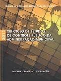 Banner vertical em tons de amarelo e cinza. À frente, quadrados dispostos na diagonal sobrepõem a marca d’água de pessoas em preto e branco. Acima, o texto Tribunal de Contas do Estado de Santa Catarina. Ao centro, o título XIII Ciclo de Estudos de Controle Público da Administração Municipal. Na lateral esquerda, na vertical, o ano, 2011, sobre um retângulo laranja. Abaixo, as palavras parceria, orientação, fiscalização, em fonte branca. 