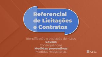 Banner horizontal com a capa da publicação em fundo marrom-claro. Ao centro, há um retângulo azul-claro com as bordas arredondadas e deslocadas, para cima e para baixo. Dentro dele, há o título “Referencial de Licitações e Contratos”. Abaixo, há o texto “Identificação e avaliação de riscos. Causas. Consequências. Medidas preventivas. Medidas mitigatórias”, em fonte branca. No canto direito inferior, o logotipo do TCE/SC, na cor branca.