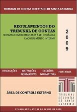 Banner vertical em tons de marrom e bege. Acima, o texto Tribunal de Contas de Santa Catarina em fonte branca. Ao centro, retângulo verde com o texto Regulamentos do Tribunal de Contas, Normas complementares à lei orgânica e ao regimento interno. Na lateral, o ano, 2009, na vertical. Abaixo, as palavras Resoluções; Instruções Normativas; Decisões Normativas; e Portarias. Abaixo, o texto Área de Controle Externo e a logomarca do TCE/SC. 