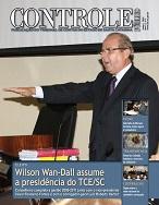 Banner vertical. Ao centro, imagem do conselheiro Wilson Wan-Dall, em posição de juramento. Acima, o título Controle Público, em fonte branca. Abaixo, sobre um retângulo azul horizontal, o texto Wilson Wan-Dall assume a presidência do TCE/SC, também em fonte branca. Na lateral direita, sobre um retângulo azul vertical, miniaturas de outras três notícias em destaque. 