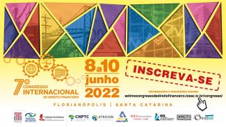 Banner em tons de amarelo. No alto, há triângulos coloridos com marcas d'água de imagens relacionadas ao Congresso. No centro, há o título 7º Congresso Internacional de Direito Financeiro, com três ícones que representam o mundo, a Justiça e as finanças, a data (8 a 10 de junho de 2022), a palavra inscreva-se em vermelho e o link do hotsite do Congresso. Na parte inferior, está a cidade (Florianópolis) e o estado (Santa Catarina), bem como os logotipos das entidades organizadoras e apoiadoras do evento. 