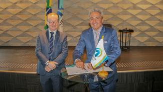 Conselheiro Aderson Flores assinou, na tarde desta segunda-feira (19/2), em Brasília, a participação da Corte catarinense no Projeto Comunica.