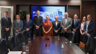 Banner horizontal com foto de autoridades em pé, lado a lado, durante o encontro. Entre os presentes, os conselheiros Herneus De Nadal e José Nei Ascari, a procuradora-geral Vanessa Cavallazzi e representantes das demais instituições integrantes do acordo. 