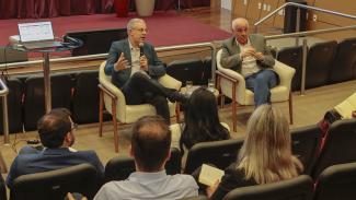 Banner horizontal com foto dos conselheiros Gerson Sicca e Luiz Eduardo Cherem sentados em poltronas, lado a lado, no auditório do TCE/SC. Na frente deles, a plateia que acompanha as suas falas.