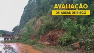 imagem mostra o desabamento de um morro sobre uma estrada. À esquerda, um trator amarelo remove material que está na pista. No alto, à direita, em destaque amarelo há a inscrição Avaliação de Áreas de Risco