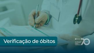 Banner horizontal com foto, com filtro azul, de pessoa anotando em uma ficha de cadastro na saúde. O profissional veste jaleco e usa um estetoscópio no pescoço. Sobre a foto, em tarja azul, o texto "Verificação de óbitos". No canto direito, logo do TCE. 