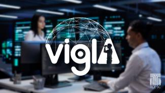 Banner horizontal com foto, desfocada, de um homem mexendo em computadores. À frente dele, há uma mulher, em pé, e, atrás, um datacenter. Ao centro, em destaque, o logo do VigIA, composto pelo nome, em fonte branca, e pelo desenho de um semicírculo formado por linhas que simulam circuitos interligados. Na letra A, há a silhueta de uma pessoa com binóculos. No canto inferior direito, o logo do Tribunal de Contas. 