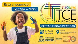 Banner horizontal com imagem de uma criança negra. Ela está sorrindo e mostrando as mãos pintadas de tintas. Na parte superior, à esquerda, o texto “Está chegando! Faltam 4 dias!”, em tarjas amarela e azul. Na parte superior, à direita, sobre degradê amarelo, o logo do sétimo Fórum TCE Educação, formado pela inscrição e pelo desenho da letra T, composta por listras que imitam lápis de cor. E, na parte inferior direita, os logos da Prefeitura de Joinville e do TCE/SC. 
