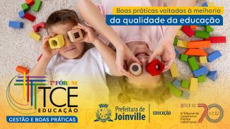 Banner horizontal com fundo claro com cores que vão do branco ao amarelo e imagem de duas crianças, com brinquedos de madeira coloridos. Na parte inferior, o logo do evento, formado pela letra T, de TCE, e composto por listras que imitam lápis de cor, o texto 7º Fórum TCE Educação - Gestão e boas práticas; e os logos da Prefeitura de Joinville e do TCE/SC. 