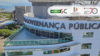 Banner horizontal com foto em close da fachada do prédio-sede do TCE/SC, escrito “Tribunal da Governança Pública”. Sobre a foto, tarja branca com os logos do Acerta SC, do TJSC e do TCE/SC. 