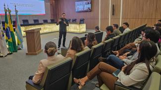 Foto horizontal que mostra a conselheira Naluh Gouveia, diretora da Escola de Contas do TCE/AC, o conselheiro Adircélio de Moraes Ferreira Júnior, do TCE/SC, e a conselheira Dulce Benício, presidente do TCE/AC.  