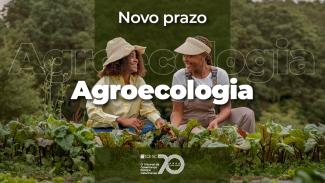 Imagem mostra duas mulheres ao centro. Elas estão agachadas e mexendo em uma lavoura. Ao centro, escrito em branco, há a palavra “agroecologia”. No alto está escrito em letras brancas “novo prazo”. Abaixo, centralizado e também em branco, há a logomarca de 70 anos do TCE. 