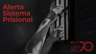 Banner horizontal em preto e branco com a imagem de mãos segurando as grades de uma cela, simbolizando o sistema prisional. No lado esquerdo, há o texto em vermelho “Alerta Sistema Prisional”, e no canto inferior direito aparece o logo do TCE/SC. 