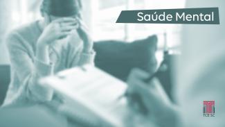 Banner em tons de cinza mostra a imagem desfocada de uma mulher ao fundo, com as mãos no rosto. Em primeiro plano, também desfocado, uma mão segura um lápis e faz anotações em uma folha. A direita, no canto inferior, há um logo pequeno do TCE/SC em preto e vermelho. 