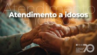 Banner horizontal com foto, em tons alaranjados, de uma pessoa segurando delicadamente as mãos de uma pessoa idosa. Sobre a imagem, lê-se “Atendimento a idosos”. No canto inferior direito, logo do TCE/SC.