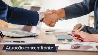 Imagem mostra um aperto de mão realizado sobre uma mesa. Na parte inferior, à esquerda, há a expressão Atuação Concomitante