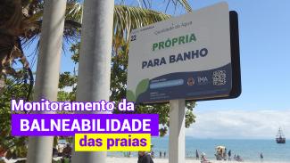 Banner horizontal. Ao fundo, há a foto de uma praia, com destaque para uma placa, na qual está escrito “Própria para banho”. À frente, no canto inferior esquerdo da imagem, em tons de roxo e amarelo, há o título “Monitoramento da balneabilidade das praias”