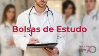 Imagem mostra quatro pessoas vestidas como médicos. A primeira pessoa, um homem de barba, está no foco. Outras três pessoas aparecem ao fundo, desfocadas. Ao centro está escrito "Bolsa de Estudo"