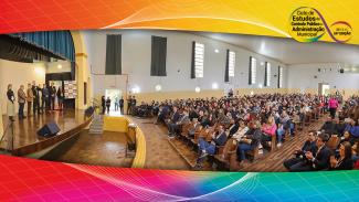 Banner horizontal com bordas superior e inferior coloridas. Ao centro, foto da abertura de uma das etapas do Ciclo de Estudos. À esquerda, estão os membros do TCE/SC falando ao público, no palco do auditório. Entre eles, o presidente Herneus De Nadal, o conselheiro Aderson Flores e o diretor do Icon, Moisés Hoegenn. À direita, a plateia, que assiste ao evento e lota as cadeiras da sala.    