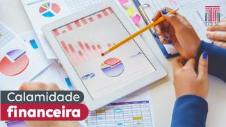 Imagem mostra gráficos coloridos ao centro, em uma tela de tablet que está sobre uma mesa. À direita, aparecem as mãos de uma mulher que segura um lápis alaranjado que está apontado para os gráficos. À direita há a expressão Calamidade Financeira.