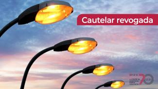 Imagem mostra, em perspectiva, postes de luzes acesas. No alto, à direita, está escrito Cautelar Revogada em letras brancas sobre fundo vermelho