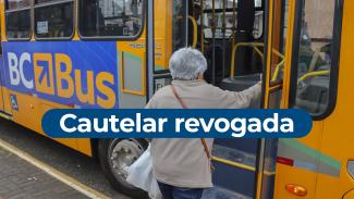 Imagem mostra uma idosa subindo em um ônibus amarelo pela porta da frente. Na lateral do veículo está escrito “BCBus”. Ao centro, sobre uma tarja branca, aparece escrito “cautelar revogada”