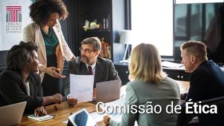 Uma imagem contendo computador, mesa, comida, restaurante  Descrição gerada automaticamente   Descrição da Imagem: Foto de quatro pessoas sentadas ao redor de uma mesa e uma pessoa em pé, dois homens e três mulheres, em um escritório. Eles estão conversando. Sobre a mesa, há notebooks, folhas e canetas. À frente da foto, no canto superior esquerdo, há o logo do TCE/SC e, no canto inferior direito, há o título, em fonte branca, “Comissão de Ética”. 