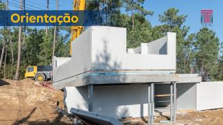 Banner horizontal com foto de uma construção modular. Ao fundo, máquinas trabalham e há algumas árvores. Sobre a imagem, no canto superior esquerdo, em um retângulo azul, o texto “Orientação”. À direita, logo do TCE/SC.