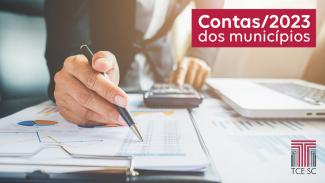 Banner horizontal com foto de uma pessoa que segura uma caneta sobre folhas de papel. A foto está cortada, de modo que só é possível ver as mãos. Sobre a imagem, no canto superior direito, em tarja vermelha, o título “Contas/2023 dos municípios”. No canto inferior direito, logo do TCE/SC.