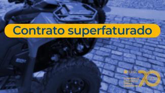 Banner horizontal com foto, com filtro roxo, de parte de um quadriciclo estacionado sobre uma calçada. Ao centro, tarja amarela com o texto "Contrato superfaturado". No canto inferior direito, logo do TCE/SC. 