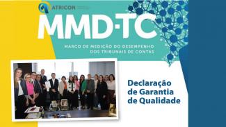 Banner composto pelas cores amarela (à esquerda), verde-água e branca (ao centro) e azul-escuro (à direita). Na parte superior, o logotipo do MMD-TC, composto pela sigla, pelo texto Marco de Medição do Desempenho dos Tribunais de Contas, ambos na cor branca, e pelo mapa do Brasil, na cor azul-claro, com círculos interligados e dispostos sobre o mapa na cor azul-escuro. Abaixo, à esquerda, foto com 15 pessoas, entre conselheiros e integrantes das comissões interna e externa do MMD-TC.